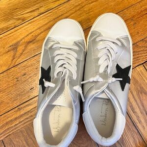 Size 8 star sneaker. Womens. Faux golden goose.